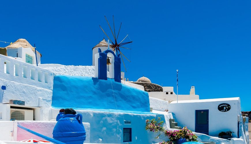 Discovering the Beauty of Santorini: A Guide to Sightseeing Tours